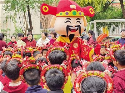 迎春賀新  萌娃歸園  蜚山幼兒園創(chuàng)意開學(xué)禮暖意融融